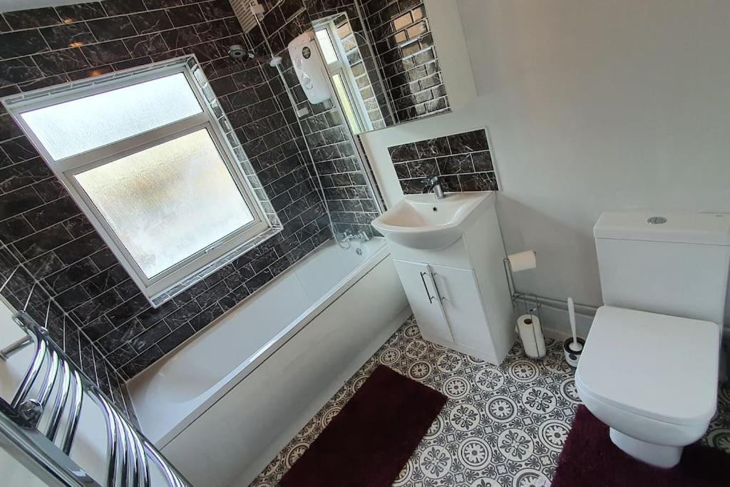 Contractors-City Centre-Parking-Sleeps 9 -Smart Tv, 2 Bathrooms! Κόβεντρι Εξωτερικό φωτογραφία